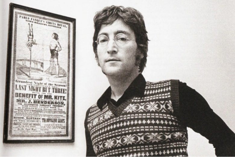 John Lennon és a híres cirkuszi plakát 1843-ból, amely a Being for the Benefit of Mr. Kite! című dalt ihlette •  Fotó: ABC News  / www.snapgalleries.com