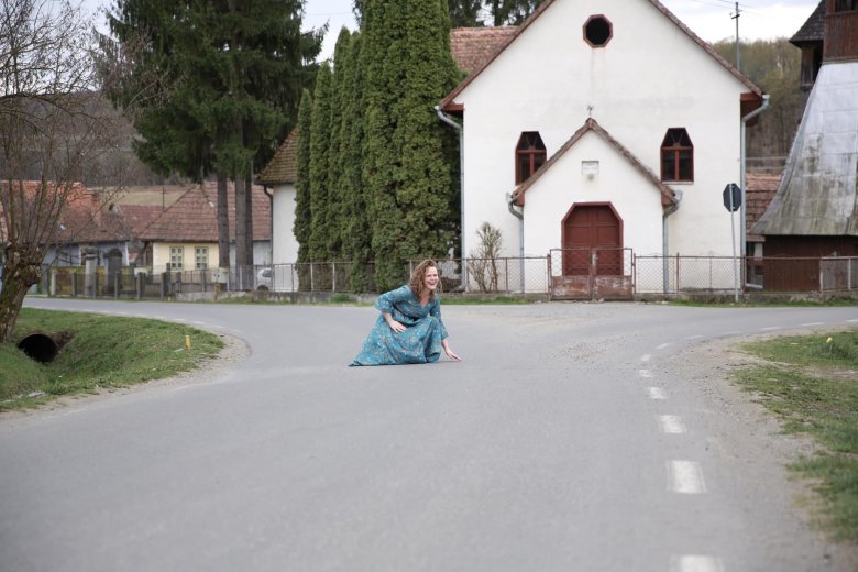 Ahogy a népdalban, úgy előtte is két út állt •  Fotó: Demeter Izabella