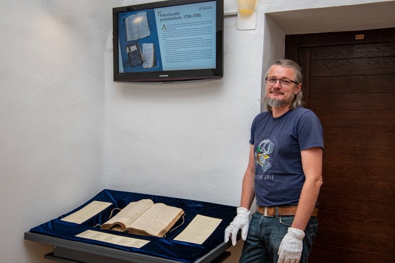 A két oldal eredeti szövegének olvasását és értelmezését a mellékelt átírások és a latin kifejezések magyar nyelvű fordításai segítik – emelte ki Kósa Béla •  Fotó: Gegő Imre