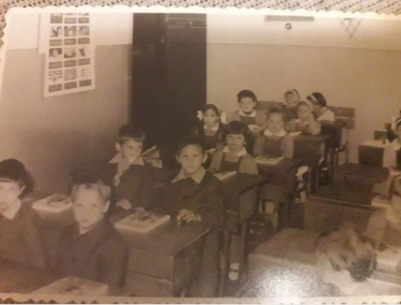 András Réka és Hajdó Lara gyűjtése, 2020. A felvétel 1983-ban készült az 1. sz. Általános Iskolában (a mai Petőfi Sándor ÁItalános Iskola), elsősökről. A családi albumban találtak rá •  Fotó: Forrás: Ipics-apacs, Csíkszereda