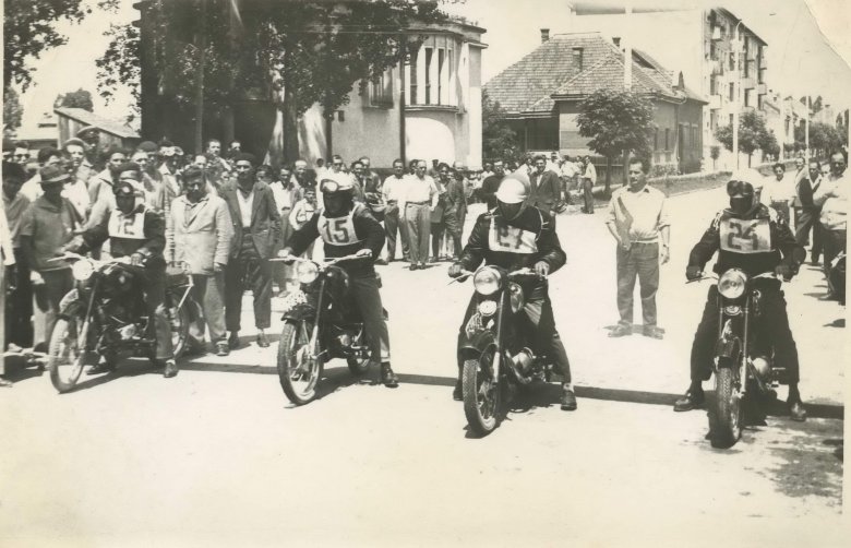 Szilveszter Ágnes és Hațegan Dávid gyűjtése, 2020. A felvételről úgy tudják, hogy 1967-ben készült egy motorbicikli versenyen. A felvétel Nagy Gyöngyvér gyűjteményéből származik •  Fotó: Forrás: Ipics-apacs, Csíkszereda
