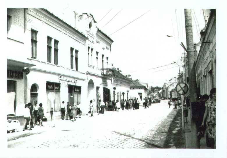 A Petőfi utcáról készült felvételt Iacob Tibor és Erős Alpár gyűjtötték. Gál Bence gyűjteményéből származik. 1972 előtt készülhetett, mert még nincs ott a Femina üzlet a sarkon •  Fotó: Forrás: Ipics-apacs, Csíkszereda