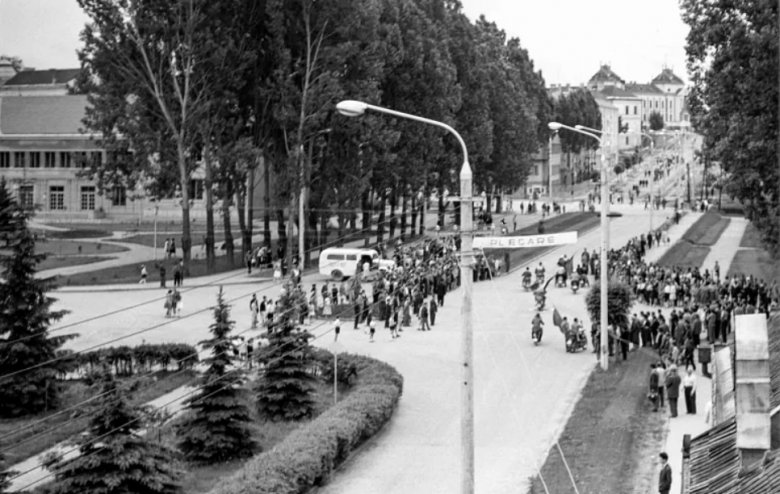 Motorkerékpár-verseny 1967-ben. Szilveszter Ágnes és Hațegan Dávid gyűjtése, 2020. A felvétel Nagy Gyöngyvér gyűjteményéből származik •  Fotó: Forrás: Ipics-apacs, Csíkszereda