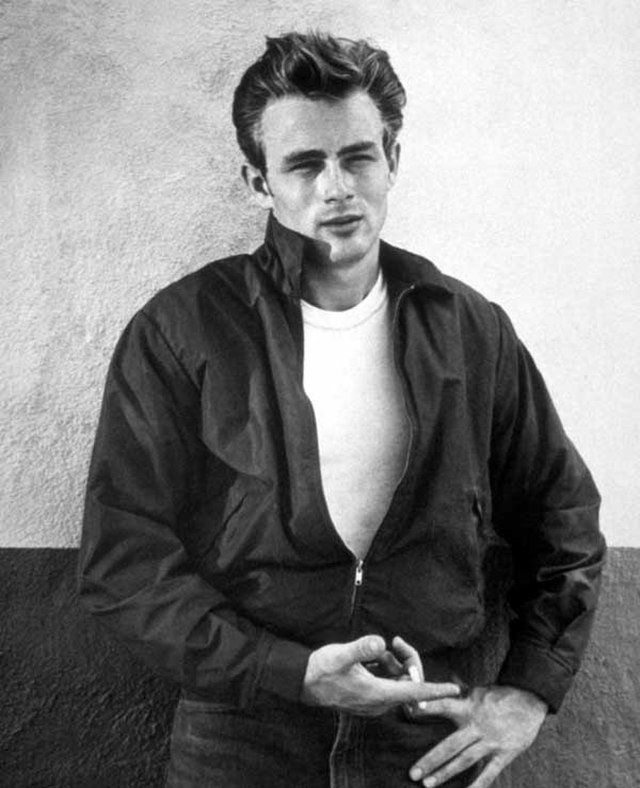 James Dean az ötvenes években hozta divatba a fehér pólót •  Fotó: Forrás: Wikimedia Commons