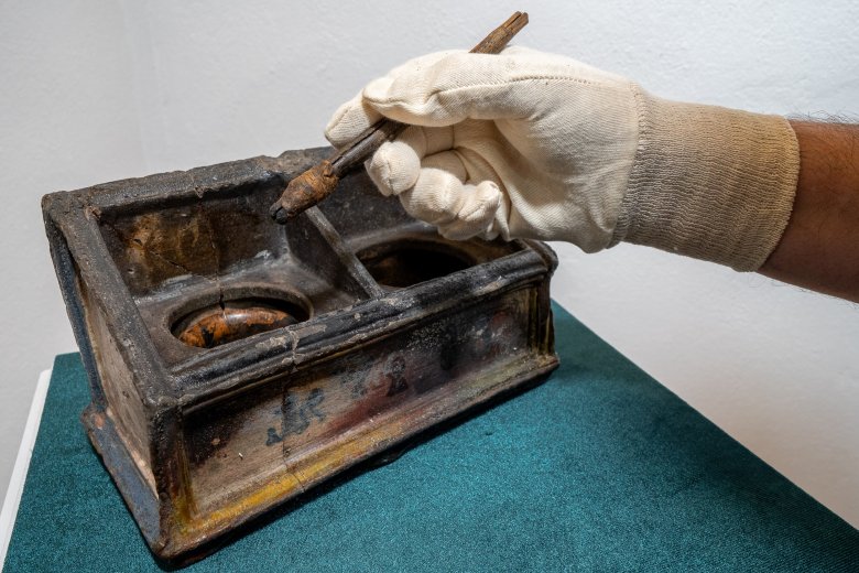 A Csíki Székely Múzeum néprajzi raktárában található ólommázas cserépkalamáris 1783-ból származik •  Fotó: Gegő Imre