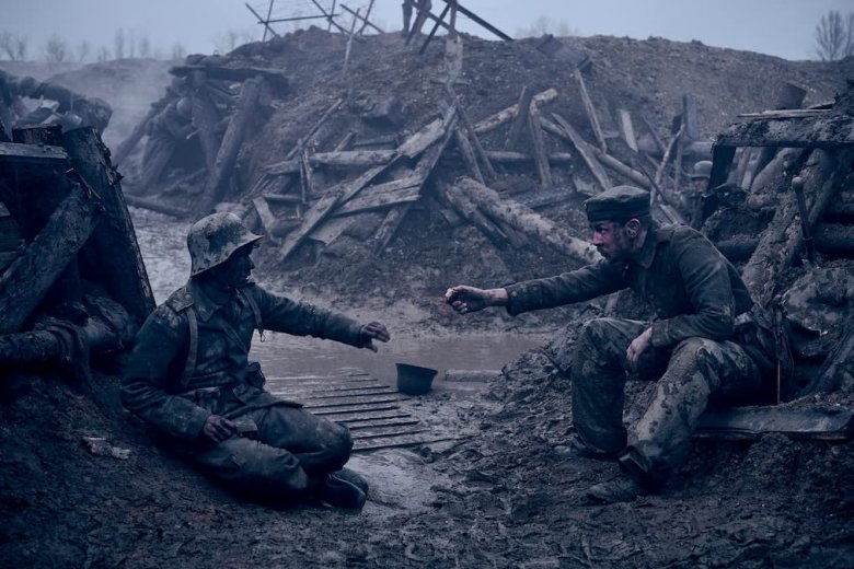 Bajtársak, Paul és Kat csata után a lövészárokban •  Fotó: Netflix