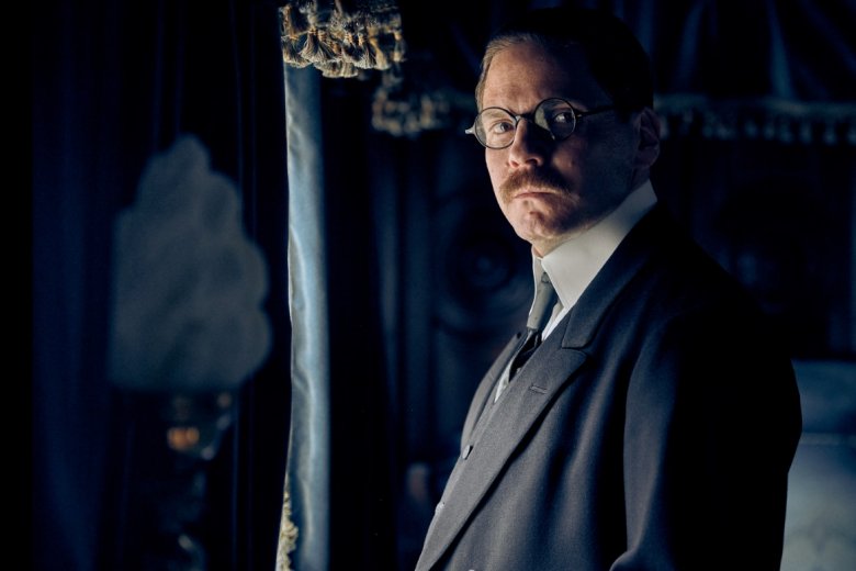 Brühl kiválóan formálja meg Matthias Erzbergert •  Fotó: Netflix