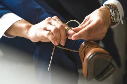 Az öltönyhöz klasszikus bőrcipő megy •  Fotó: Pexels.com