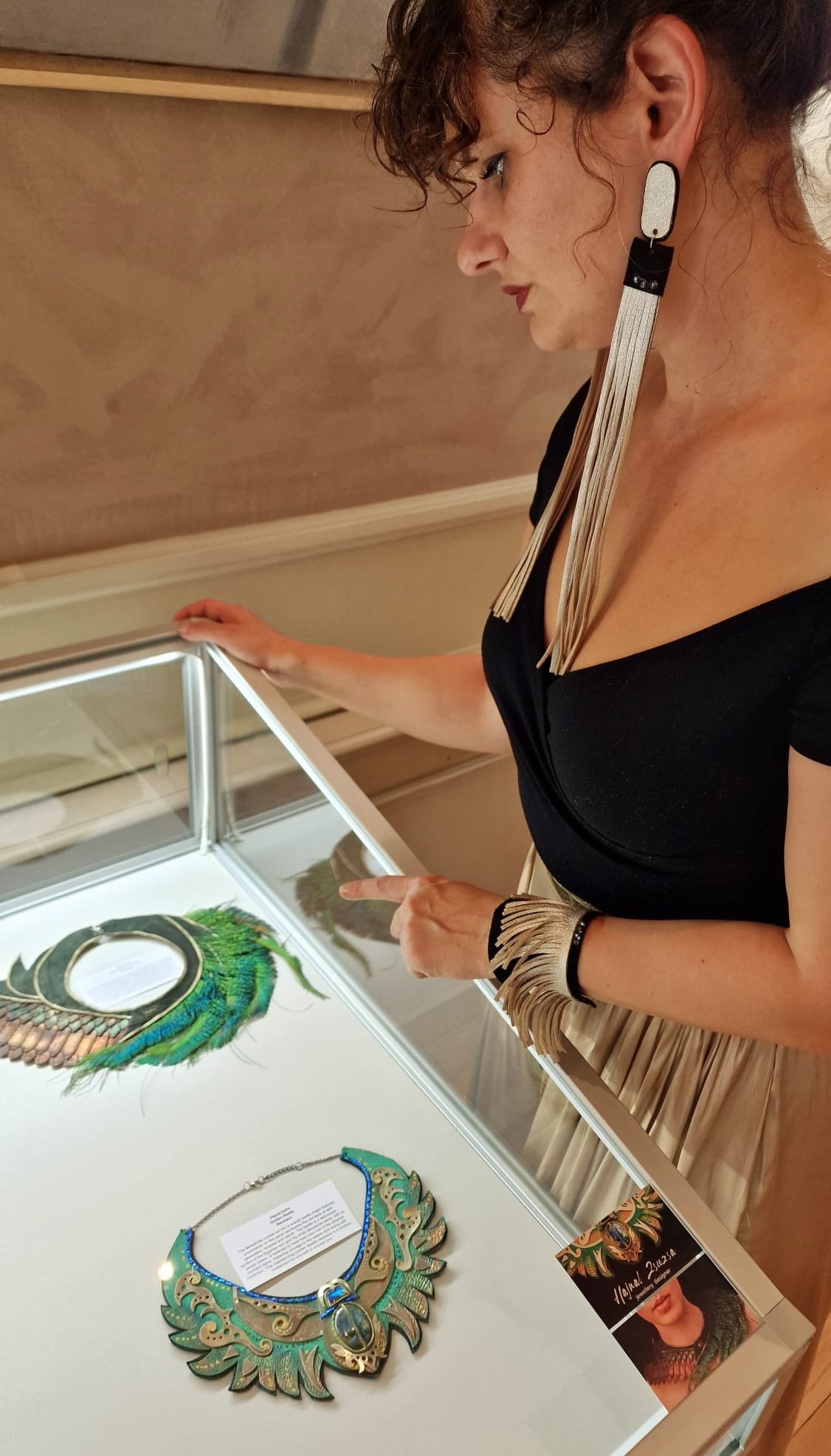 A kiállított Hajnal-ékszerek a divat fővárosában •  Fotó: Hajnal Zsuzsanna saját archívuma