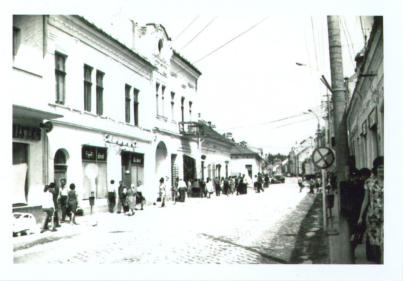 A Petőfi utcáról készült felvételt Iacob Tibor és Erős Alpár gyűjtötték. Gál Bence gyűjteményéből származik. 1972 előtt készülhetett, mert még nincs ott a Femina üzlet a sarkon •  Fotó: Forrás: Ipics-apacs, Csíkszereda
