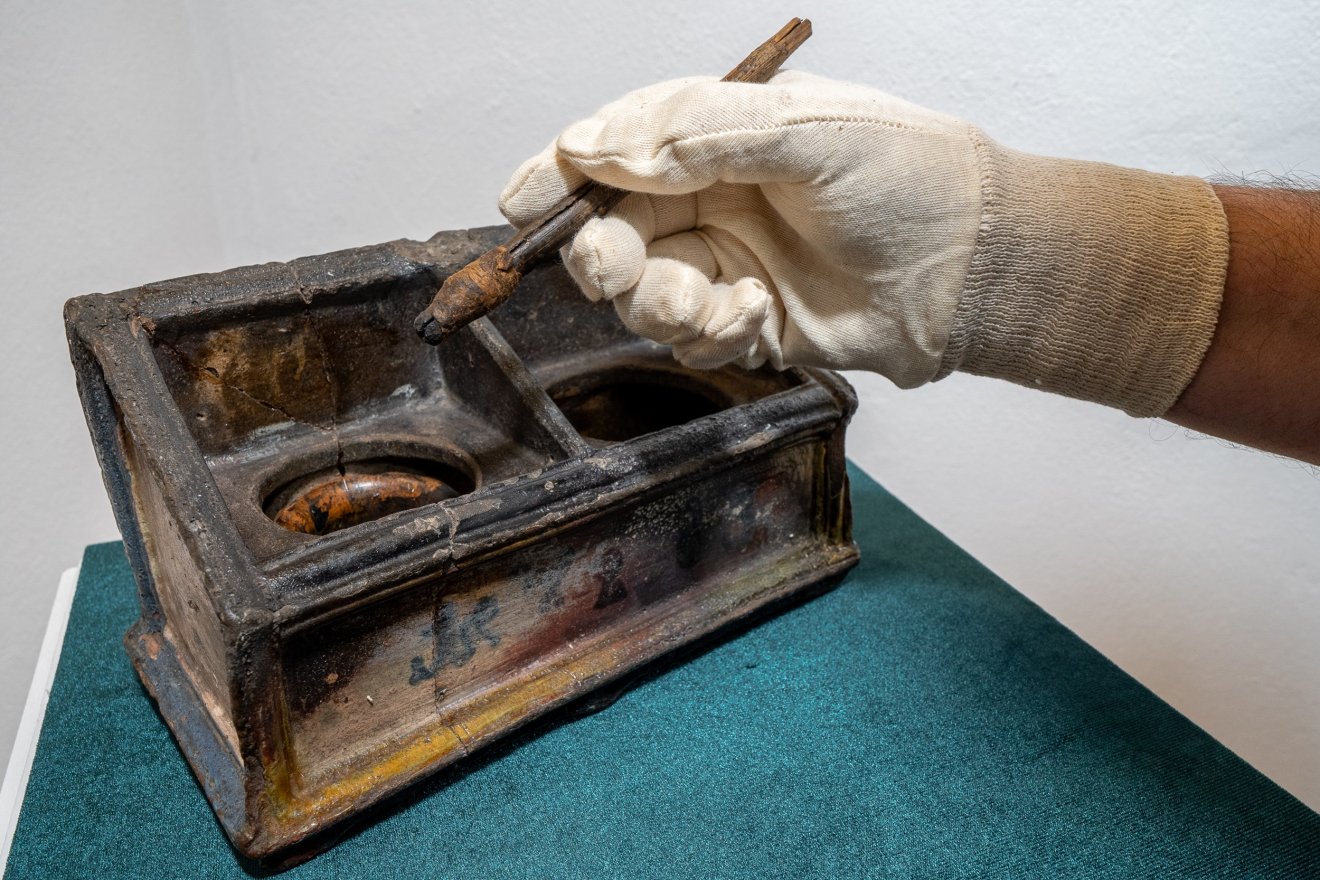 A Csíki Székely Múzeum néprajzi raktárában található ólommázas cserépkalamáris 1783-ból származik •  Fotó: Gegő Imre