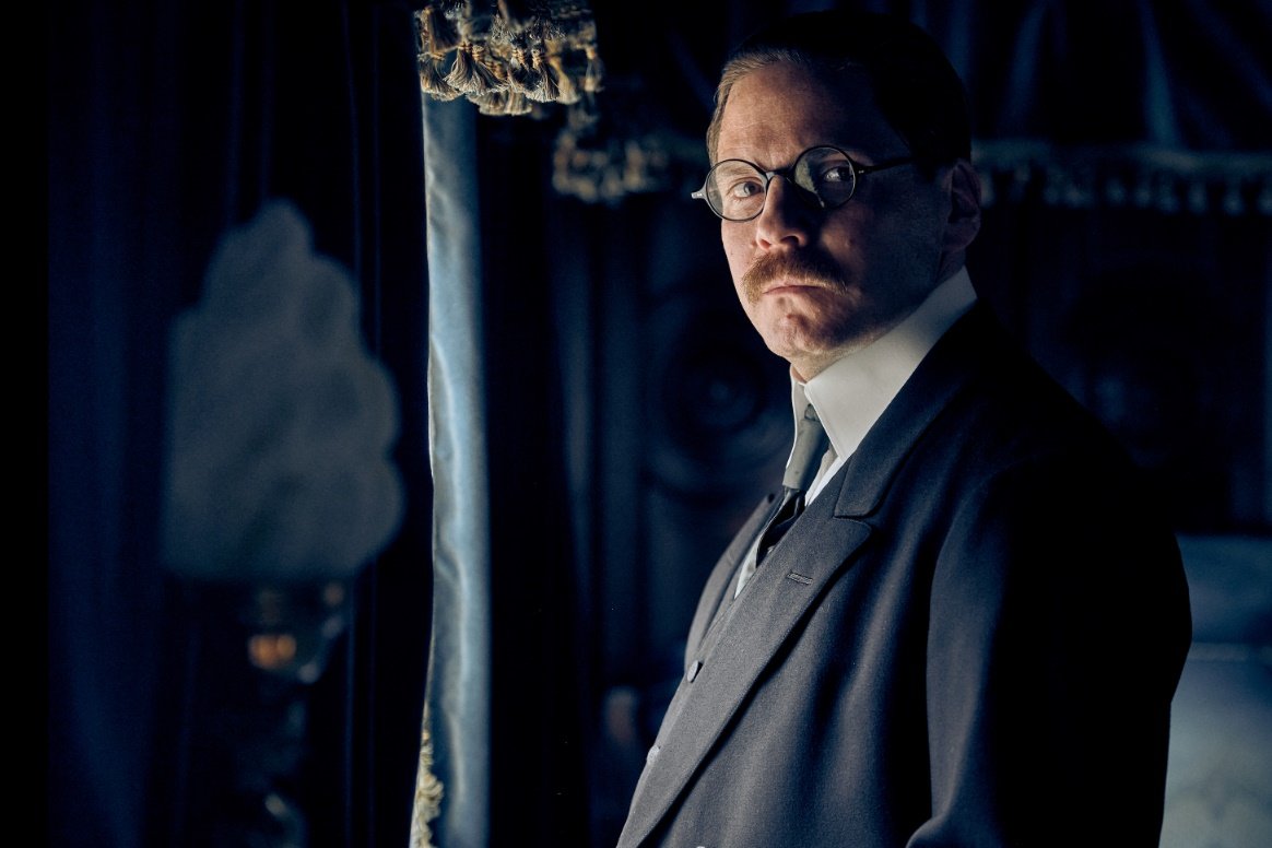 Brühl kiválóan formálja meg Matthias Erzbergert •  Fotó: Netflix