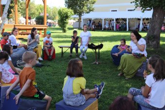 Képzések és mesekocsma a Hagyományok Háza szervezésében Marosvásárhelyen