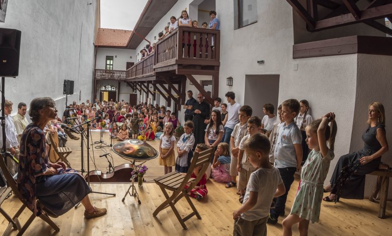 Molnár Anis mesét mond a gyerekeknek •  Fotó: Ádám Gyula