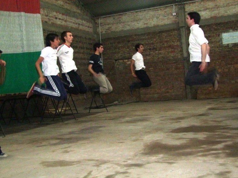 Tánctanítás Chacoban, 2013 •  Fotó: Forrás: Zsonda Márk