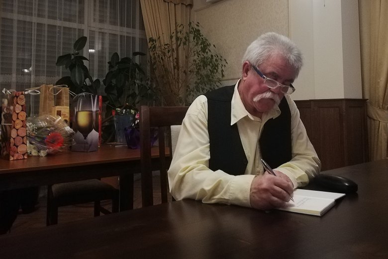 Derzsi Pál első verseskötetét dedikálja •  Fotó: Péter Beáta
