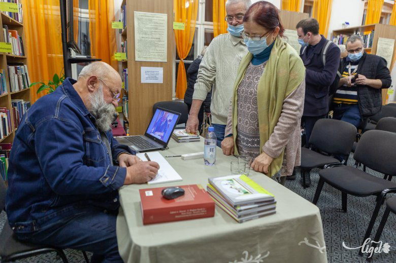 Gyöngyössy János a székelyudvarhelyi könyvbemutatón •  Fotó: Szabó Károly