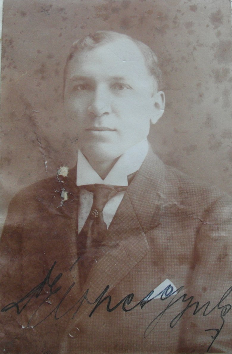Dr. Élthes Gyula 1922-ben (Dr. Élthes Gyula és neje repatriálása. RNL HMH, F 7 Csík vármegye levéltára – Alispáni iratok 4. számú leltár, 1355/1922-es iratcsomó) •  Fotó: Forrás: Daczó Katalin