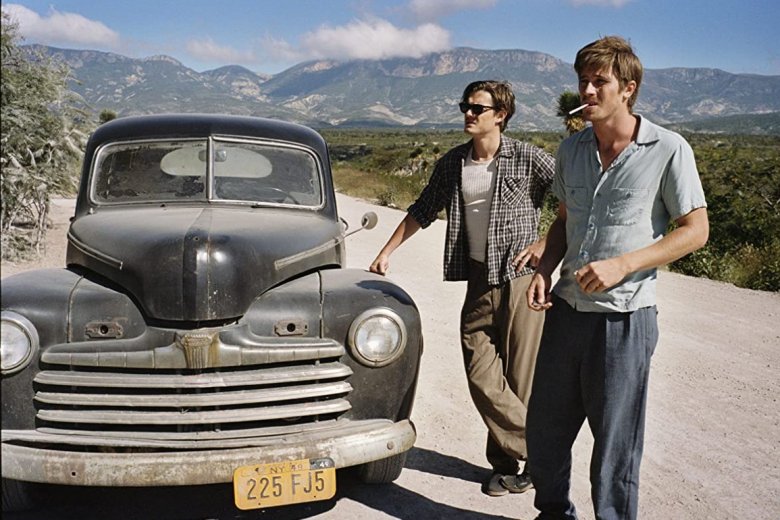 Sam Riley (napszeművegben) és Garrett Hedlund a 2012-es filmben •  Fotó: IMDB