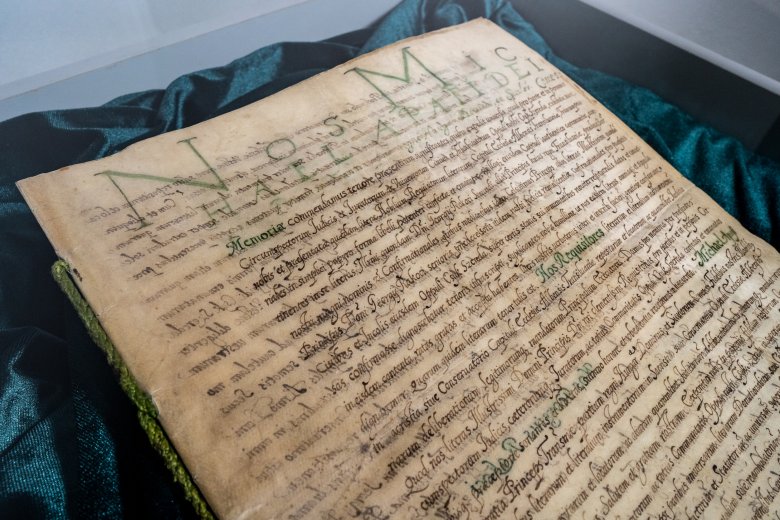 Ezúttal I. Apafi Mihály a város számára kiadott kiváltságlevele kerül a figyelem központjába •  Fotó: Gegő Imre