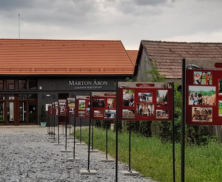 A Márton Áron Zarándokközpont udvarán látható szabadtéri kiállítás •  Fotó: Forrás: Márton Áron Zarándokközpont