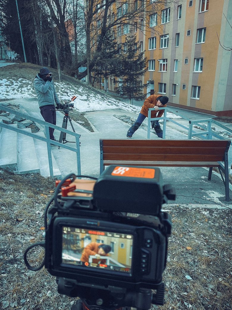 Forgatás a Kalász lakótelepen •  Fotó: Forrás: Obszkura Production