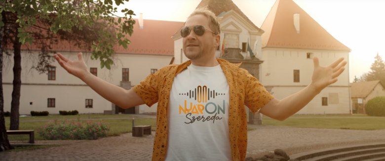 A reklámfilmben Kozma Attila visz át a csíki télből a nyárba •  Fotó: Forrás: Obszkura Production