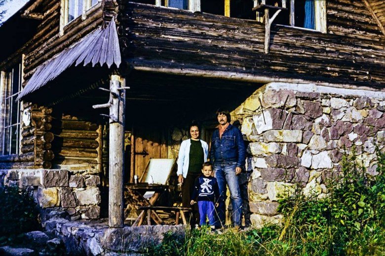 A gyermek Dragomán György, az édesanyja és Kolozsvári Puskás Sándor a zsögödi háznál •  Fotó: Azopan/Dragomán-család