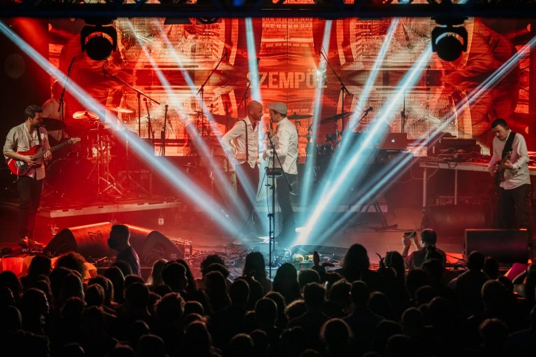 Koncert közben •  Fotó: Forrás: sZempöl Offchestra
