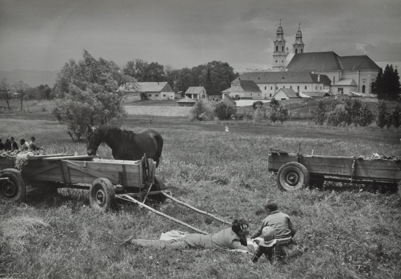 Búcsúsok pihenője (1990) •  Fotó: Kunkovács László. A Csíki Székely Múzeum tulajdona