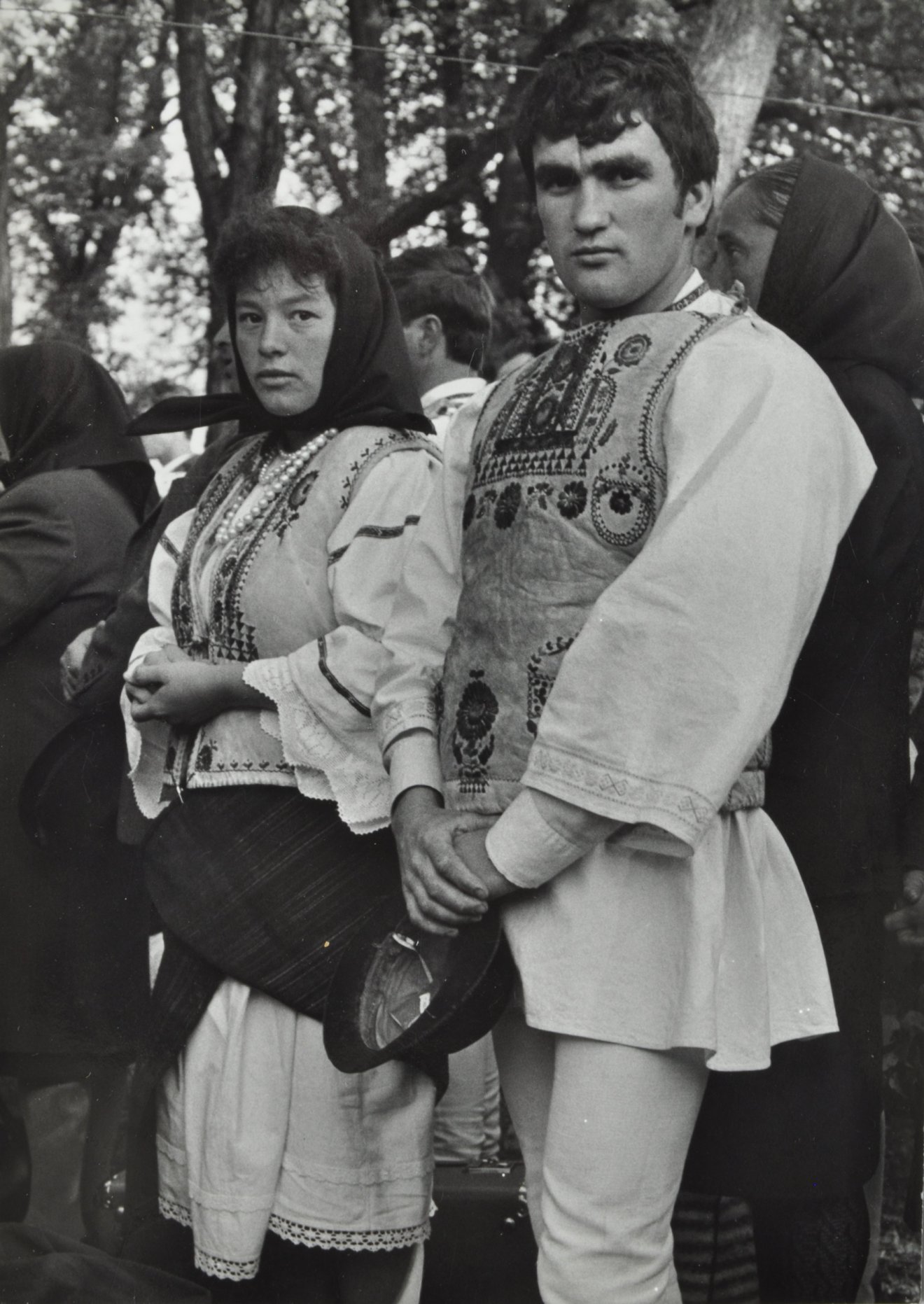 Csángók a pünkösdi búcsún (1990) •  Fotó: Kunkovács László. A Csíki Székely Múzeum tulajdona
