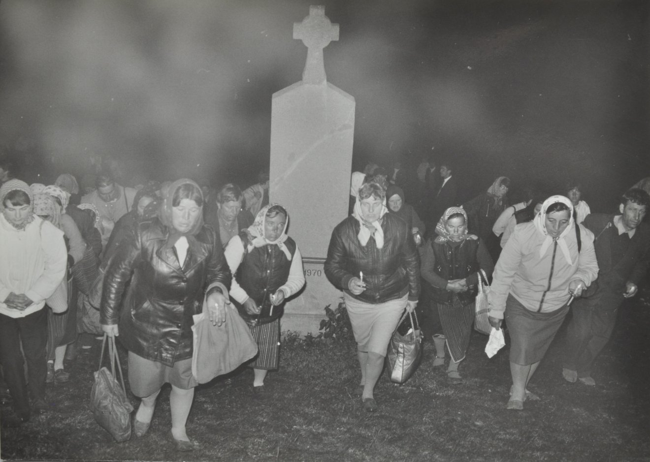 Csángók a pünkösdi búcsún, a Jézus-hágón (1990) •  Fotó: Kunkovács László. A Csíki Székely Múzeum tulajdona