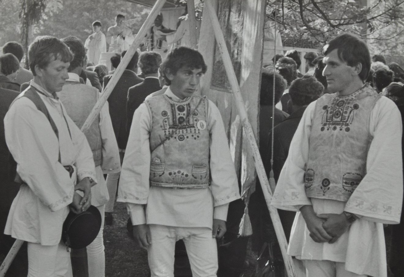 Csángó fiatalok a pünkösdi búcsún 1990-ben •  Fotó: Kunkovács László. A Csíki Székely Múzeum tulajdona
