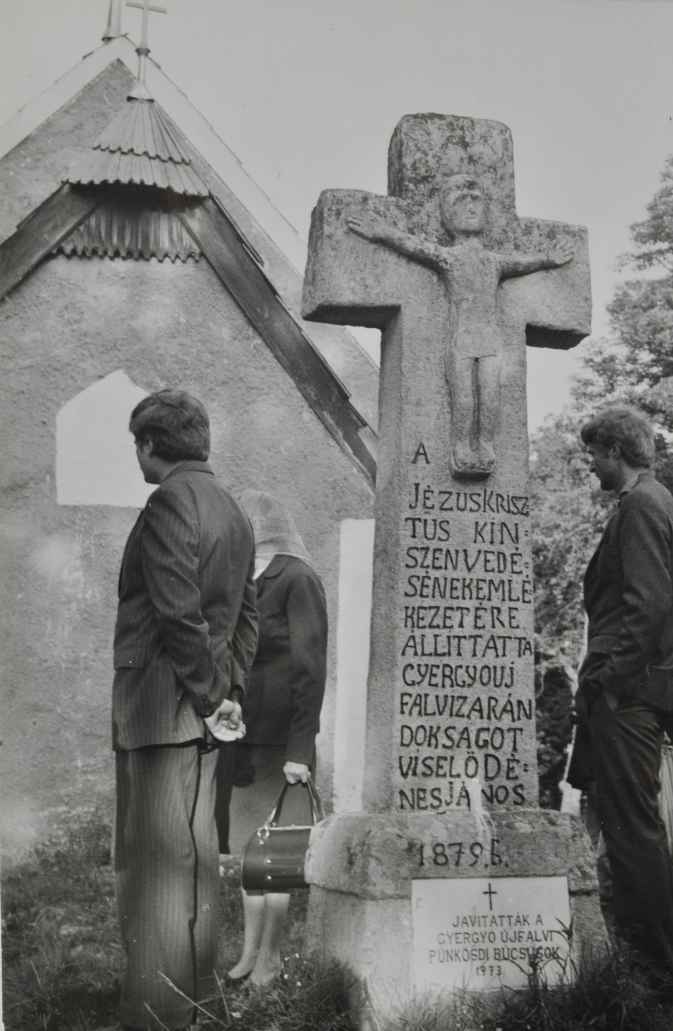 Búcsúsok a kápolnáknál (1990) •  Fotó: Kunkovács László. A Csíki Székely Múzeum tulajdona