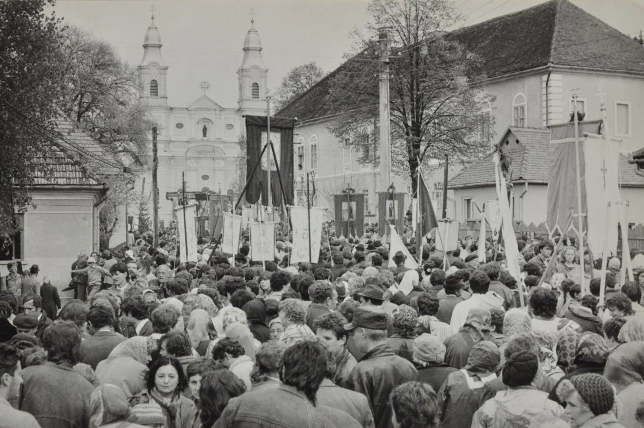 Búcsúsok a Szék útján (1991) •  Fotó: Kunkovács László. A Csíki Székely Múzeum tulajdona