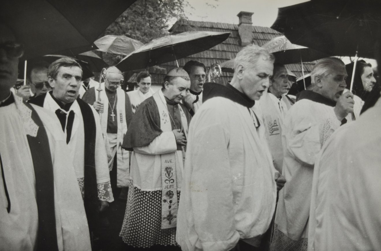 Csíksomlyói búcsú 1991-ben. A papság •  Fotó: Kunkovács László. A Csíki Székely Múzeum tulajdona