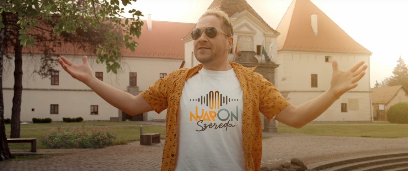 A reklámfilmben Kozma Attila visz át a csíki télből a nyárba •  Fotó: Forrás: Obszkura Production