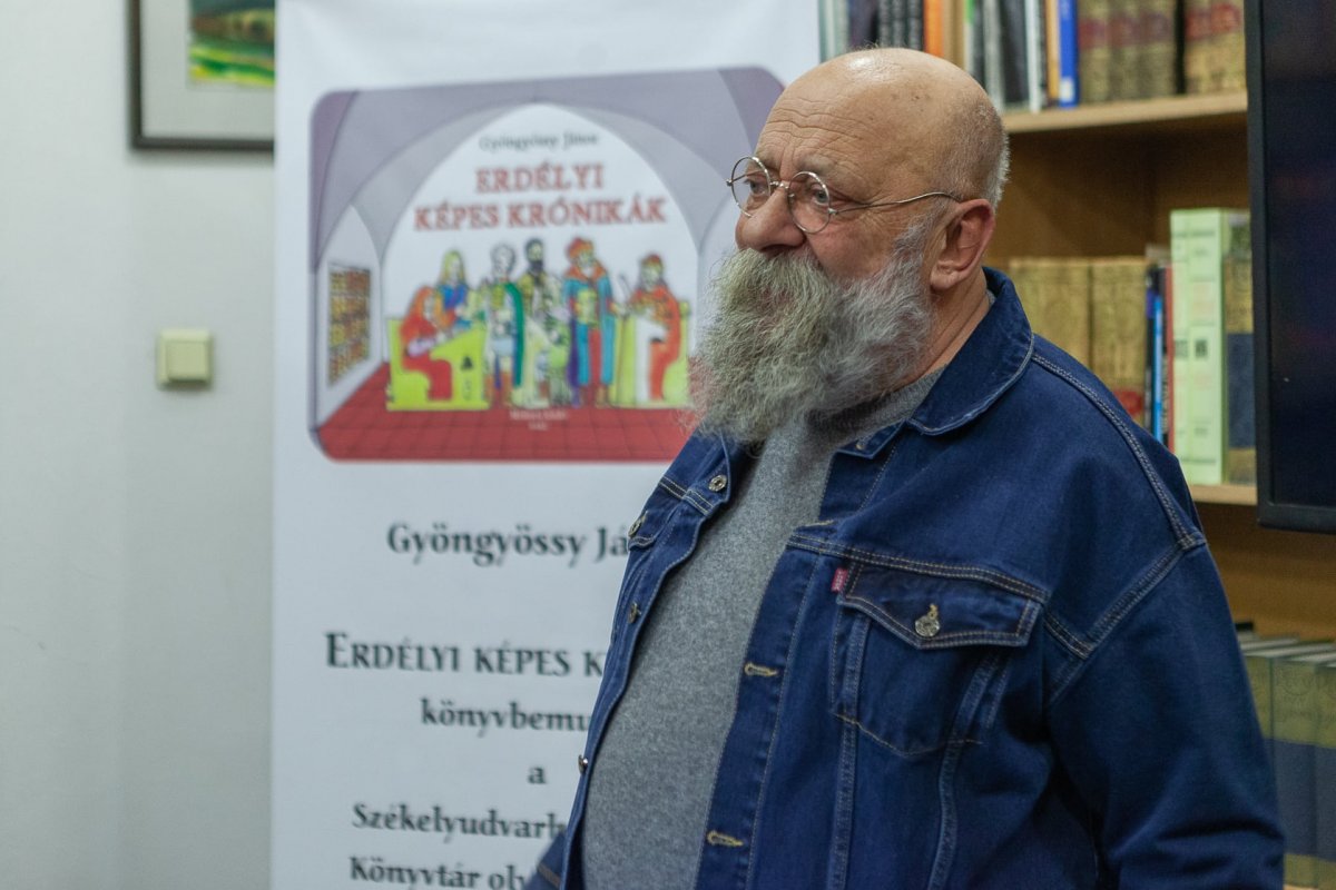 Gyöngyössy János a székelyudvarhelyi könyvbemutatón •  Fotó: Szabó Károly