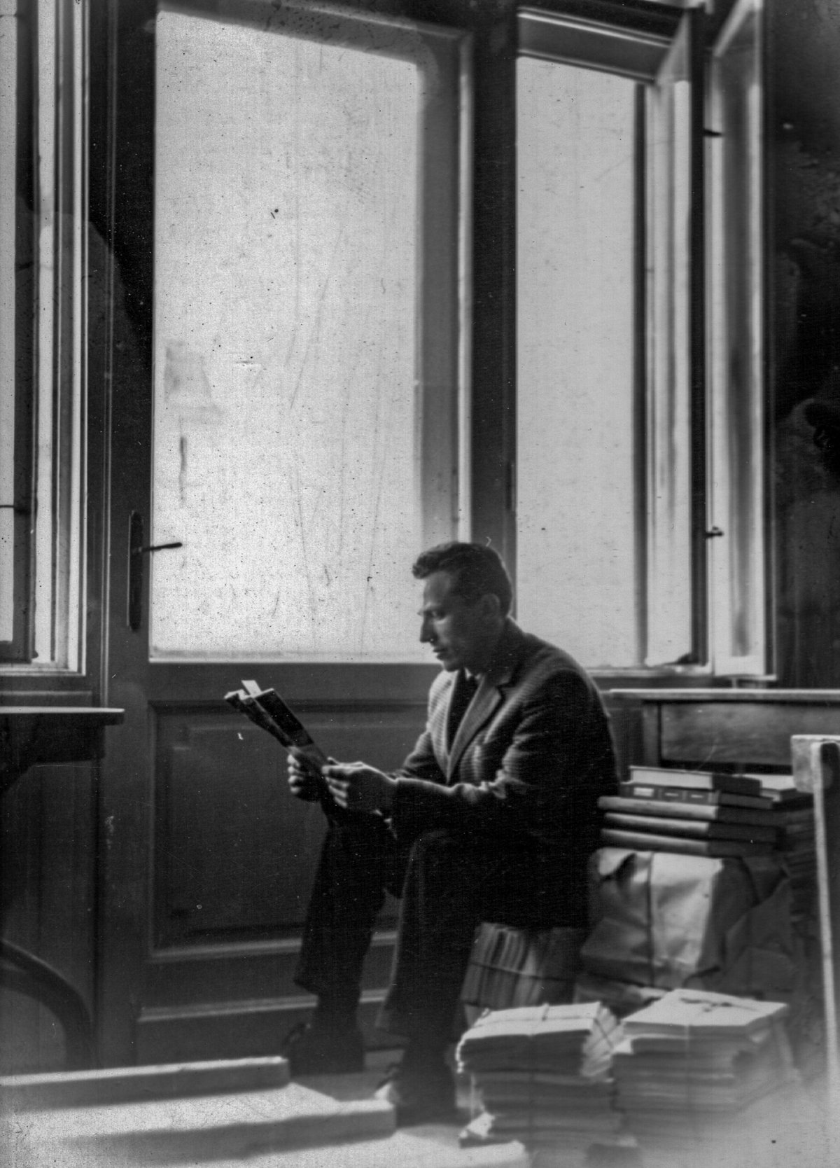 Felirat a fénykép hátlapján: Türelmetlen várakozás a Hargita megye házába, 1968. VII, péntek, 13. •  Fotó: Forrás: Imre Kálmán hagyatéka