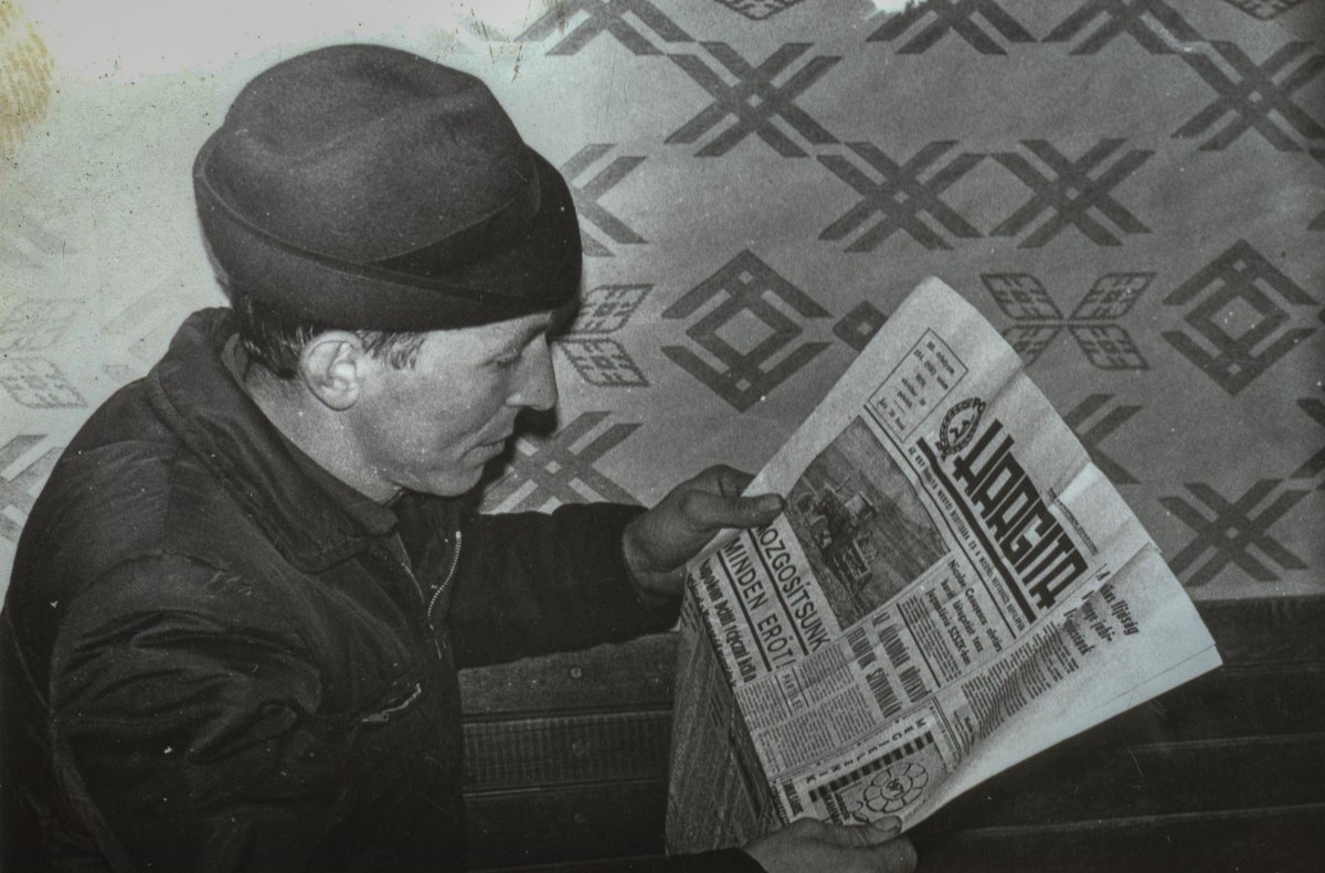 Hargitát olvasva, 1970 •  Fotó: Forrás: Imre Kálmán hagyatéka