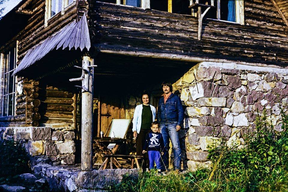 A gyermek Dragomán György, az édesanyja és Kolozsvári Puskás Sándor a zsögödi háznál •  Fotó: Azopan/Dragomán-család