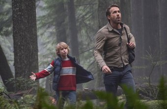 The Adam Project: szerethető időutazós film, a sajátos karakterét hozó Ryan Reynoldssal