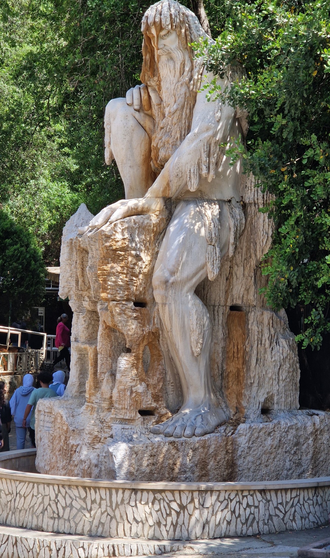 Szobor a Jeita Grotto előtt •  Fotó: Kocsis Károly