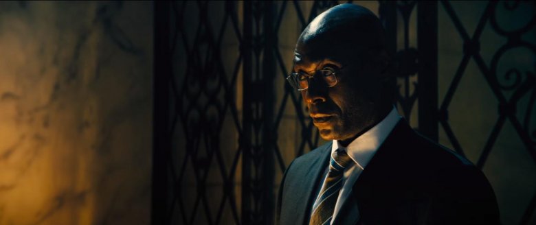 Lance Reddick, a John Wick-filmek egyik állandó szereplője a negyedik John Wick-mozi bemutatása előtt nem sokkal hunyt el, a korábban leforgatott filmben azonban még feltűnik, de csak nagyon rövid időre. A filmet azonban az ő emlékének dedikálták a készítők •  Fotó: Lionsgate