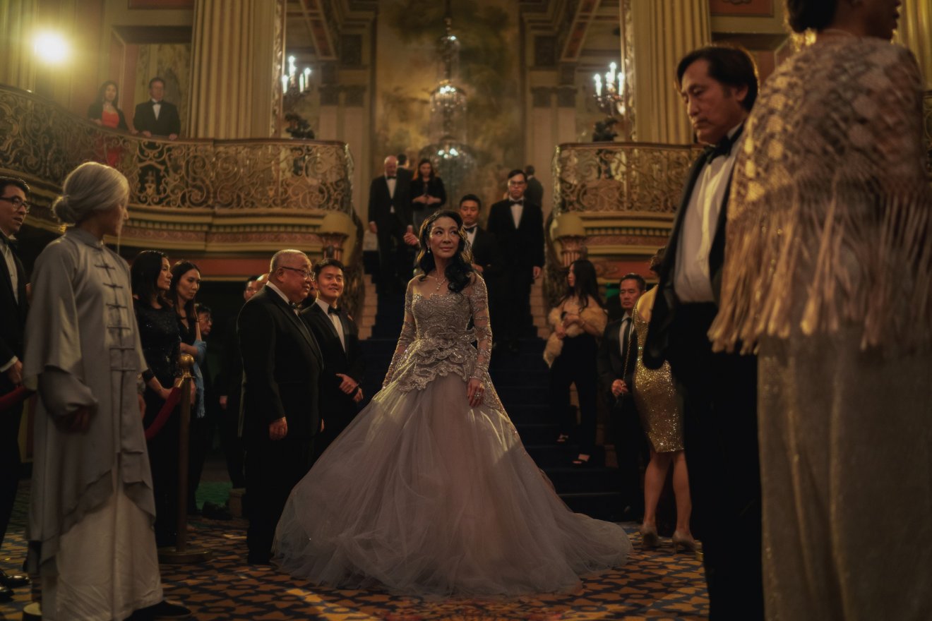 A Minden, mindenhol, mindenkor című film főszereplője, Michelle Yeoh megkapta a legjobb női főszereplőnek járó Oscar-díjat, így ő az első ázsiai színésznő, akit díjaztak ebben a kategóriában •  Fotó: Allyson Riggs/A24