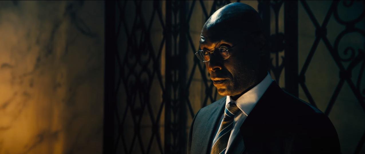 Lance Reddick, a John Wick-filmek egyik állandó szereplője a negyedik John Wick-mozi bemutatása előtt nem sokkal hunyt el, a korábban leforgatott filmben azonban még feltűnik, de csak nagyon rövid időre. A filmet azonban az ő emlékének dedikálták a készítők •  Fotó: Lionsgate