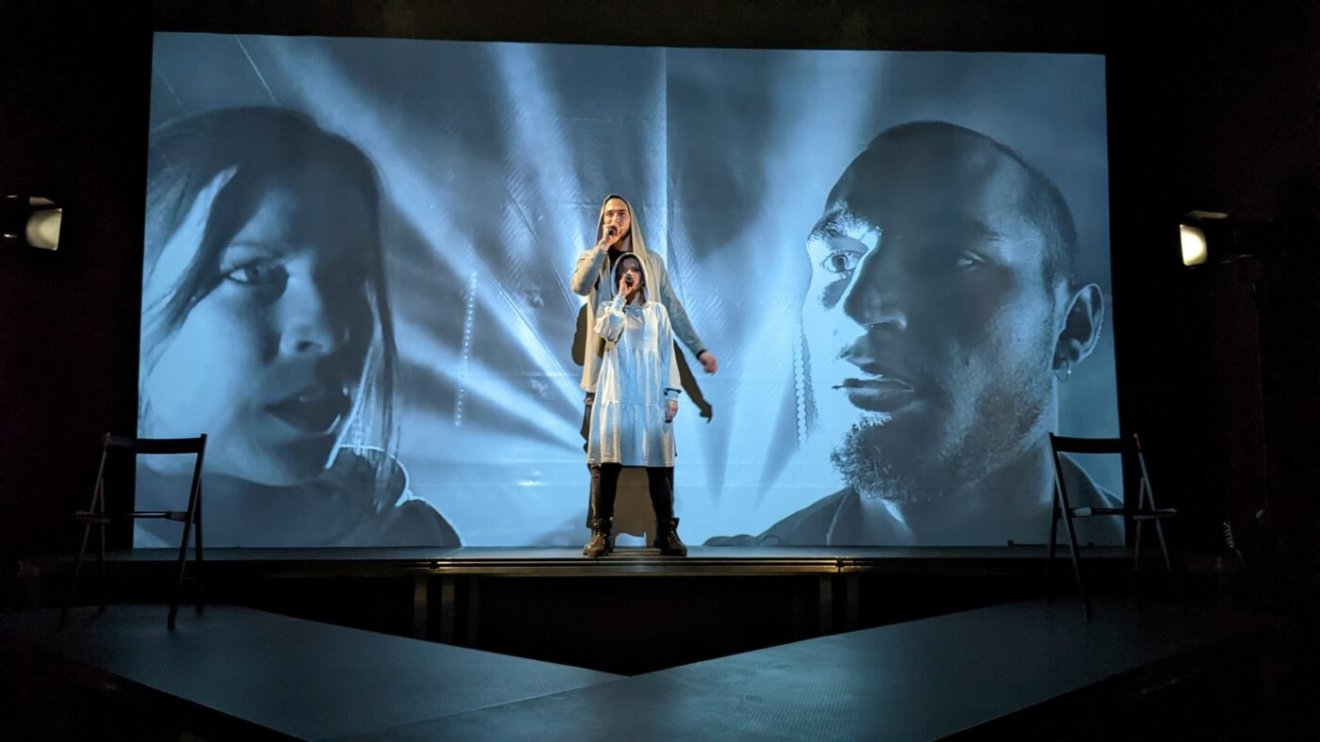 Kézdivásárhelyi Udvartér Teátrum: Love me •  Fotó: Forrás: 10. Nemzetközi Színházi Olimpia/Nemzeti Színház