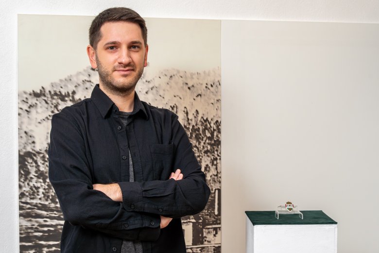 Szabó E. István történész-muzeológus a jelvénnyel •  Fotó: Gegő Imre
