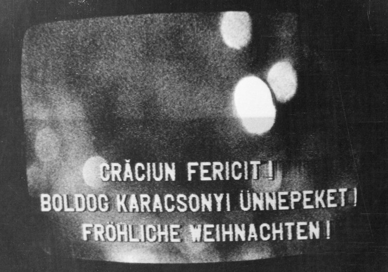 Karácsonyi üdvözlet három nyelven - 1989 •  Fotó: Fortepan/Dőri András