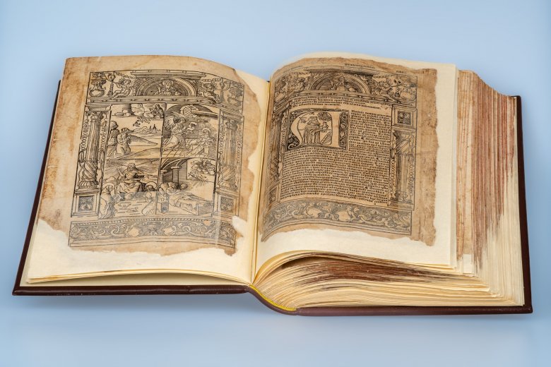 A kiállított darab az első lyoni kiadás (1514. december 9.) egyik példánya •  Fotó: Gegő Imre